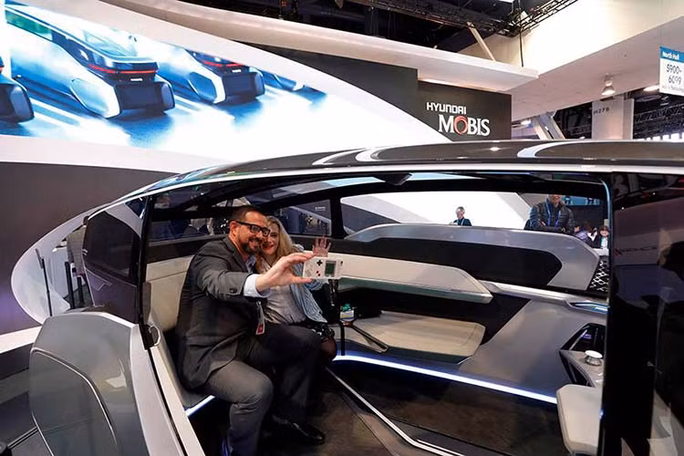 Khi trí tuệ nhân tạo AI có thể hiểu hành vi con người (Mobis tin rằng có thể thực hiện thông qua phần mềm nhận dạng khuôn mặt và các thuật toán phức tạp), nó cũng sẽ có thể phục vụ tới những nhu cầu cụ thể trước khi con người nói ra mong muốn của họ. Nó sẽ có thể dự đoán cảm xúc và đưa ra tương tác dựa trên việc đó. Bằng cách làm việc đó, chiếc xe tương lai sẽ chuyển dịch từ một phương tiện thực dụng thành một phần tích hợp trong cuộc sống của con người.