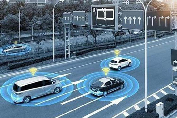 Công nghệ giao tiếp đó còn cho phép AI của xe “đọc” cảm xúc của hành khách, bằng cách quét khuôn mặt của họ ngay trước khi họ bước vào trong. Dựa theo những thông tin có được, nó có thể thay đổi ánh sáng và âm nhạc bên trong để phù hợp cảm xúc, hoặc đưa ra một từ ngữ dễ chịu hoặc một câu đùa nếu cần thiết.