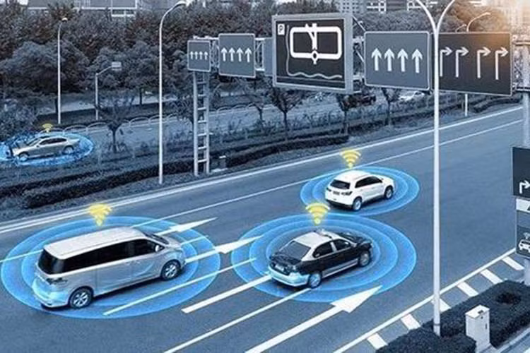 Công nghệ giao tiếp đó còn cho phép AI của xe “đọc” cảm xúc của hành khách, bằng cách quét khuôn mặt của họ ngay trước khi họ bước vào trong. Dựa theo những thông tin có được, nó có thể thay đổi ánh sáng và âm nhạc bên trong để phù hợp cảm xúc, hoặc đưa ra một từ ngữ dễ chịu hoặc một câu đùa nếu cần thiết.