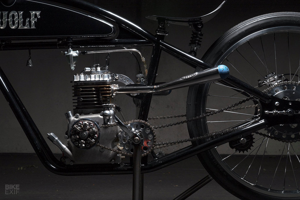 Jeff dùng da từ thắt lưng cũ để bọc cặp tay lái. Yên xe phong cách chopper ngồi thoải mái hơn với lò xo phía dưới. Động cơ là loại 208 cc của Briggs &amp; Stratton, thuộc dòng sản phẩm Flathead Raptop với dải công suất từ 8 đến 45 mã lực.