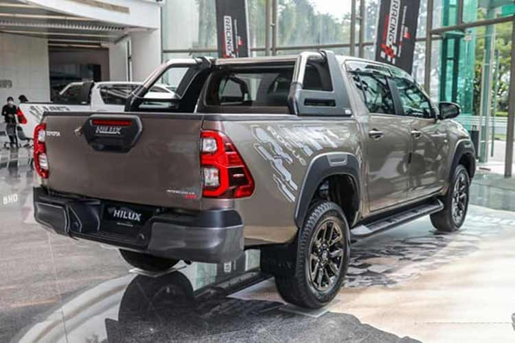 Trong khi đó giá xe Toyota Hilux hiện hành đang để mức giá 852-860 triệu đồng (tùy màu sắc) cho bản 2.4L 4x2 AT và 1,077 tỷ đồng cho bản 2.8L 4x4 AT Adventure. Hilux 2.8L 4x4 AT Adventure là phiên bản mới được đưa về Việt Nam. Dù đại lý đã chào bán phiên bản này nhưng trên website chính hãng của Toyota Việt Nam vẫn chưa cập nhật thông tin.