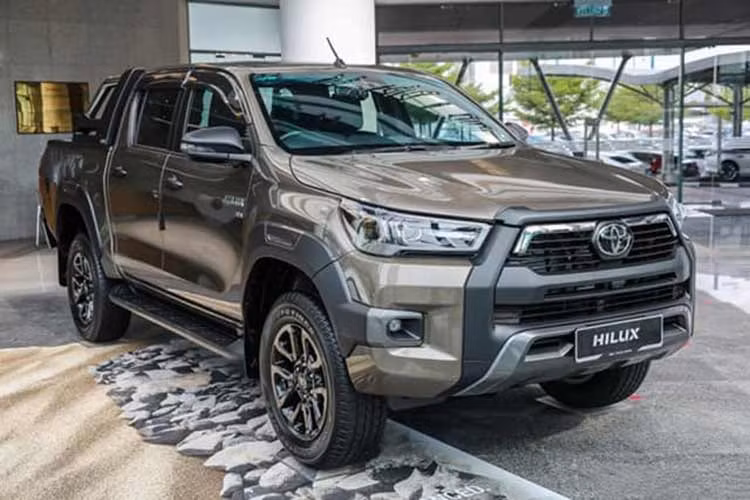 Năm 2020, Hilux 2.8L 4x4 AT Adventure từng được bán tại Việt Nam với tư cách là bản FULL trang bị. Tuy nhiên, phải đợi tới khi bản 2024 được mở bán, người dùng mới được trải nghiệm hệ thống điều hòa tự động 2 vùng và camera 360 độ. Động cơ xe vẫn giữ nguyên thông số nhưng đã đạt tiêu chuẩn Euro 5.