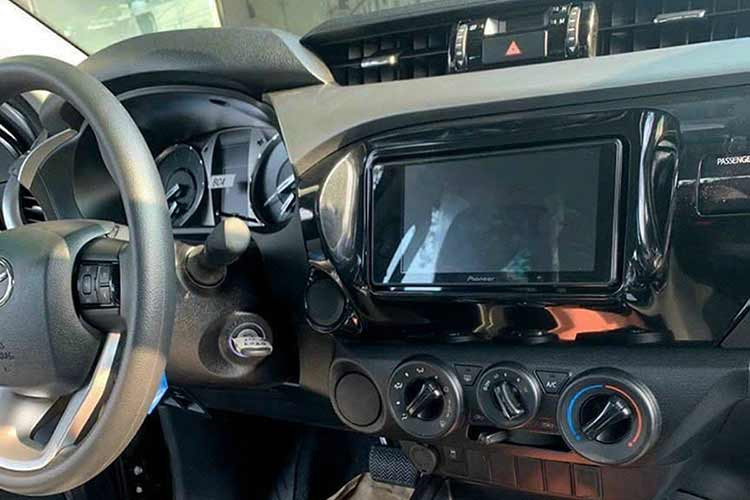 Ngoài ra Toyota Hilux 2024 mới còn hệ thống điều hòa thường, cửa sổ 1 chạm chống kẹt bên ghế lái, phanh tay chỉnh cơ và hệ thống ga tự động Cruise Control. 