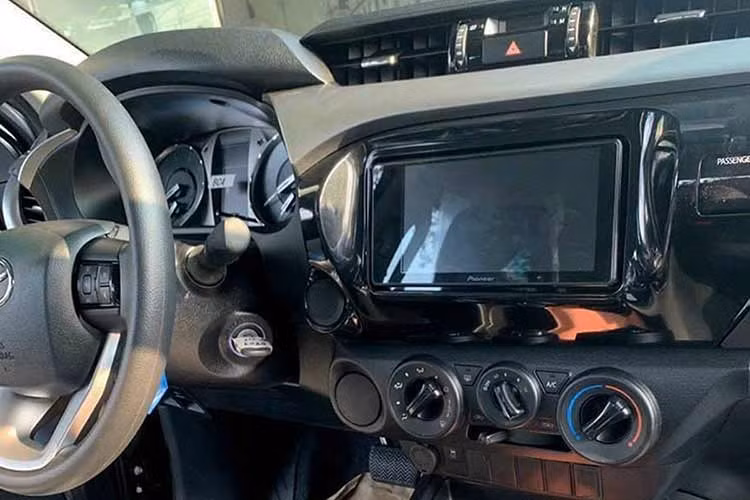 Ngoài ra Toyota Hilux 2024 mới còn hệ thống điều hòa thường, cửa sổ 1 chạm chống kẹt bên ghế lái, phanh tay chỉnh cơ và hệ thống ga tự động Cruise Control. 