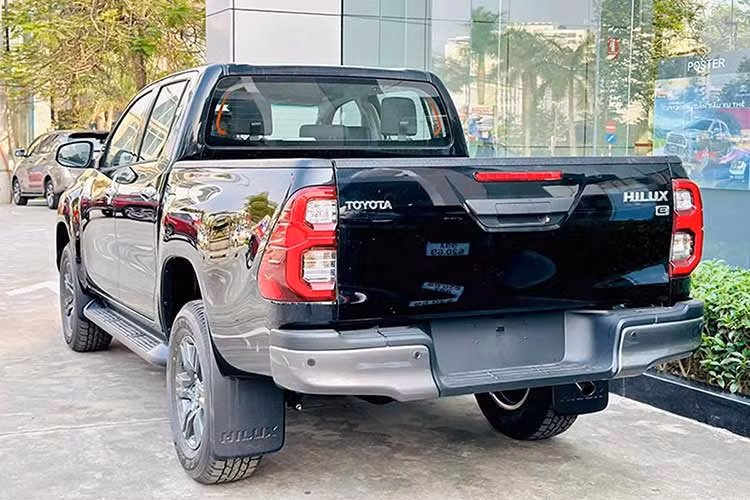 So với các đối thủ như Ford Ranger và Isuzu D-Max vốn đã có những trang bị an toàn chủ động ADAS, Toyota Hilux 2024 thua kém đáng kể nhưng mức giá cũng không qúa rẻ nên cũng sẽ khiến nhiều người dùng dè dặt hơn.