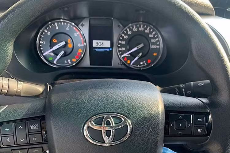 Những trang bị còn lại của xe không có gì khác trước như lưới tản nhiệt sơn đen, vành hợp kim 17 inch, anten dạng cột, gương chiếu hậu chỉnh điện, tích hợp đèn báo rẽ, ghế bọc nỉ chỉnh tay...