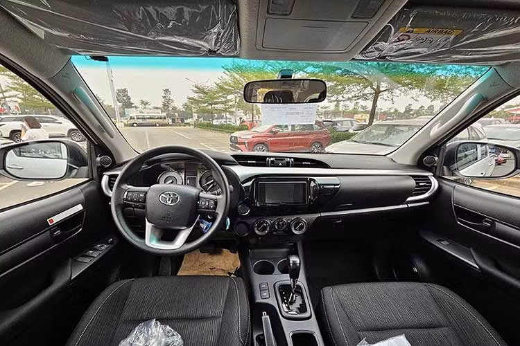Bên trong nội thất của mẫu xe bán tải Toyota Hilux 2024 mới sẽ có thêm hệ thống âm thanh 6 loa và màn hình trung tâm 7 inch mới với các nút điều chỉnh cảm ứng, hỗ trợ kết nối điện thoại thông minh. 