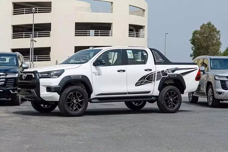 Một số đại lý đang tiến hành nhận cọc cho lô Toyota Hilux 2024 mới tiếp theo. Thời gian xe cập bến Việt Nam là vào khoảng tháng 4/2024. Được biết, Toyota Hilux vẫn có 2 phiên bản là 2.4L 4x2 AT và 2.8L 4x4 AT Adventure.