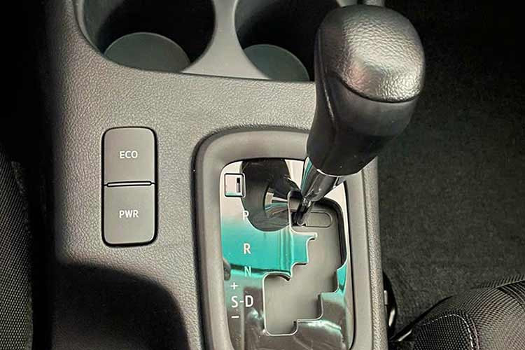 Bên cạnh đó là các trang bị an toàn khá cơ bản như hệ thống chống bó cứng phanh ABS, hệ thống phân phối lực phanh điện tử, hệ thống cân bằng điện tử, kiểm soát lực kéo, hỗ trợ khởi hành ngang dốc, cảm biến hỗ trợ đỗ xe và 7 túi khí.