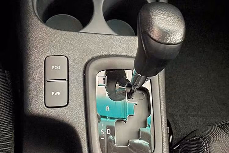 Bên cạnh đó là các trang bị an toàn khá cơ bản như hệ thống chống bó cứng phanh ABS, hệ thống phân phối lực phanh điện tử, hệ thống cân bằng điện tử, kiểm soát lực kéo, hỗ trợ khởi hành ngang dốc, cảm biến hỗ trợ đỗ xe và 7 túi khí.