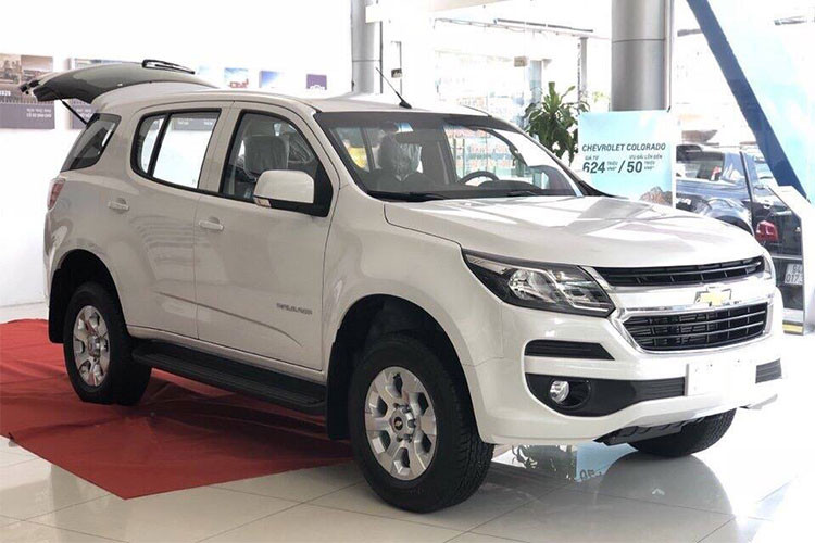 Tại thị trường Việt Nam, Chevrolet Trailblazer sẽ cạnh tranh trực tiếp với các mẫu SUV khác cùng phân khúc như; Ford Everest, Toyota Fortuner hay Isuzu D-Max. Dự kiến từ đại lý, Fortuner sẽ được mở bán trong khoảng tháng 8 và Everest vào tháng 9/2018 này. Isuzu D-Max vẫn chưa có thông tin chính thức.