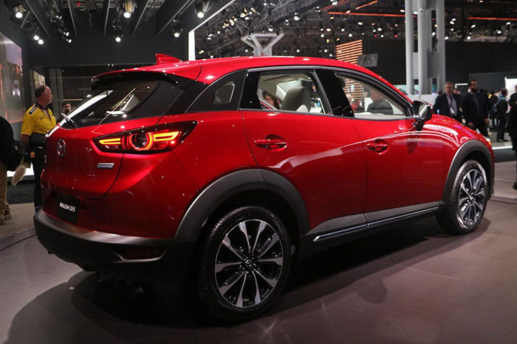 Trên mẫu xe này, khác biệt lớn nhất của nó so với "đàn anh" CX-5 chính là vòm mui được thiết thuôn dài thấp về phía sau, kết thúc ở phần đuôi với đèn hậu mang phong cách của Mazda 6. Chiều rộng và khoảng cách giữa hai bánh xe vẫn không thay đổi, đạt 1840 m và 2700 mm.