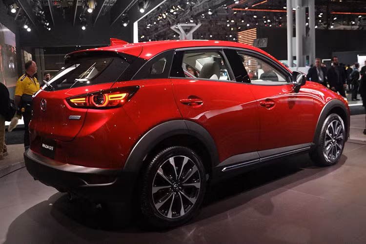 Trên mẫu xe này, khác biệt lớn nhất của nó so với "đàn anh" CX-5 chính là vòm mui được thiết thuôn dài thấp về phía sau, kết thúc ở phần đuôi với đèn hậu mang phong cách của Mazda 6. Chiều rộng và khoảng cách giữa hai bánh xe vẫn không thay đổi, đạt 1840 m và 2700 mm.