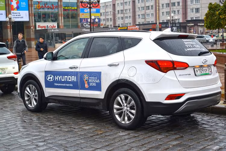 Ngoại thất mỗi xe đều được trang trí một khẩu hiệu riêng được lựa chọn thông qua cuộc thi đã được tổ chức trước đó. Các khẩu hiệu này được lựa chọn từ 160.000 lượt gửi từ người hâm mộ trên khắp thế giới.