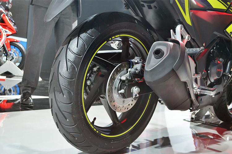 Phiên bản cao cấp hơn sẽ được đi kèm cả hệ thống chống bó cứng phanh ABS. Honda CBR250R sử dụng bình xăng bằng kim loại với dung tích 13 lít, tổng trọng lượng ướt của xe ở mức 167kg. Hệ thống khí thải mới của xe cũng đạt tiêu chuẩn kiểm định mới tại thị trường Ấn Độ.