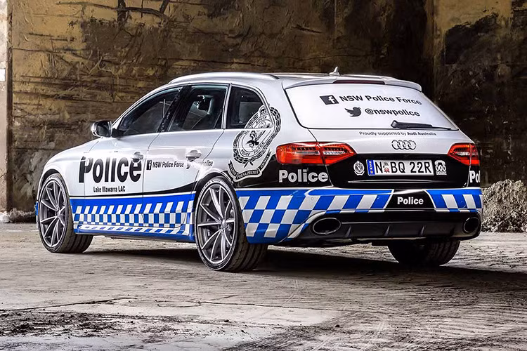 Và chắc chắn Audi RS4 mạnh mẽ hơn nhiều so với chiếc HSV ClubSport R8 SV-R mà cảnh sát New South Wales đang sử dụng.
