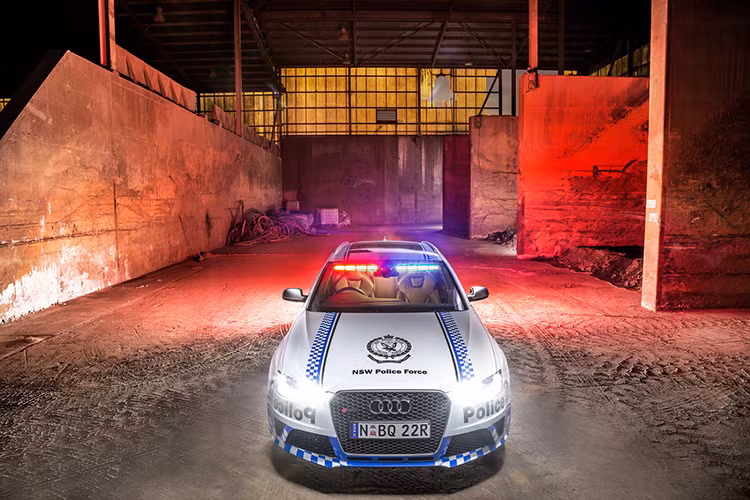 Tất nhiên, trong tình huống có kẻ nào dám vượt qua giới hạn cho phép, cảnh sát nơi đây cũng sẽ chẳng ngần ngại sử dụng sức mạnh và tốc độ của cỗ máy trên để khuất phục hắn.