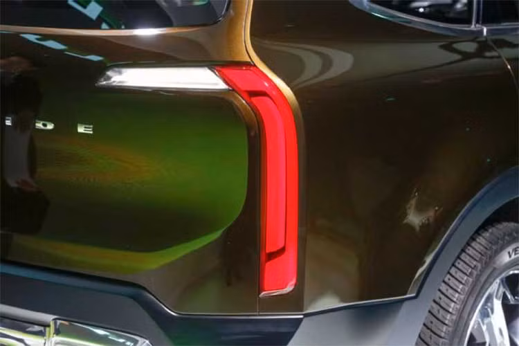 Thực chất, mẫu Telluride trình làng cách đây 2 năm được phát triển từ nên tảng của "người anh em cùng nha" Sorento nhưng kích thước tổng thể đã tăng lên. Theo đó, bản concept này cao hơn 11,1cm, rộng hơn 12cm và dài hơn 24,1cm so với “ông anh” của mình.