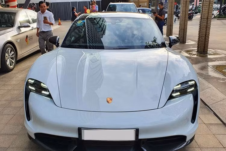 Porsche Taycan chay dien can duoc trieu hoi ngay tai Viet Nam