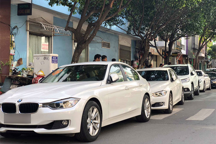 Ngay ở lần đầu được ra mắt ra mắt, siêu xe BMW i8 (còn được gọi với biệt danh "siêu xe xanh") đã khiến cả Thế giới xe "sốc" vì thiết kế hiện đại như bước ra từ trong phim viễn tưởng bởi thiết kế bề ngoài.