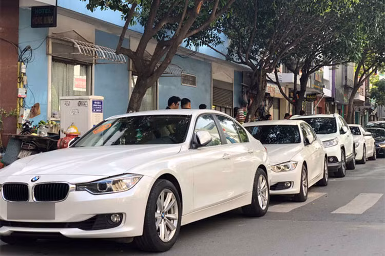 Ngay ở lần đầu được ra mắt ra mắt, siêu xe BMW i8 (còn được gọi với biệt danh "siêu xe xanh") đã khiến cả Thế giới xe "sốc" vì thiết kế hiện đại như bước ra từ trong phim viễn tưởng bởi thiết kế bề ngoài.