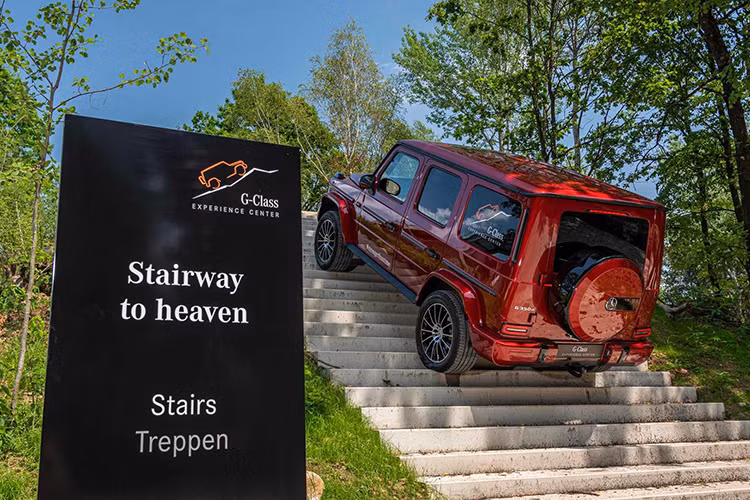 Ở phiên bản hàng đầu G63 “Stronger Than Time” ngoại thất xe được trang bị cụm lưới tản nhiệt mạ chrome màu tối kết hợp với chrome mờ ở bệ bước, ống xả, ốp gương, các phần của cản trước và sau, tấm lót bảo vệ gầm, vỏ bánh xe dự phòng phía sau. “Dàn chân” lắp mâm AMG 22 inch màu đen mờ. Bên trong, phiên bản đặc biệt có da Nappa hai tông màu đen và xám (Titanium Gray Pearl) trang trí bằng sợi carbon.