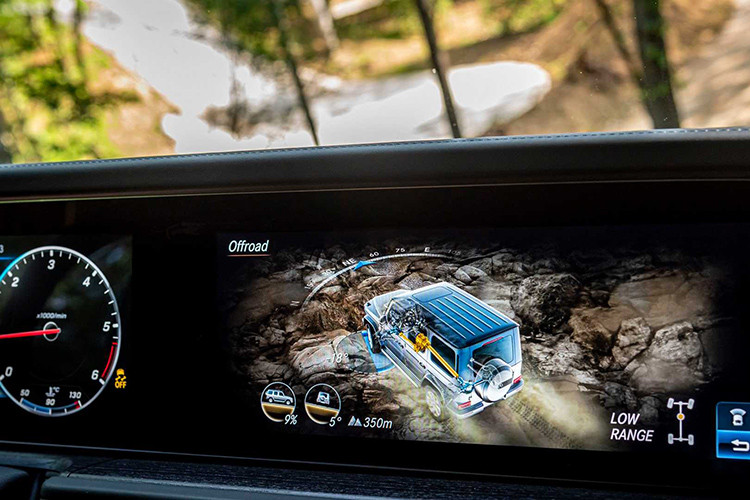 Ở G400d và G500, người mua có thể chọn một trong 3 cách trang trí nội thất gồm: bọc da Nappa cao cấp màu đen với chỉ khâu màu vàng nổi bật đi kèm với vật liệu gỗ màu đen trang trí. Một sự lựa chọn khác là sự pha trộn giữa da màu vàng kem (Macchiato Beige) và Xanh nhạt (Yacht Blue) với vật liệu gỗ màu nâu nhạt. Ngoài ra còn có da màu vàng kem (Macchiato Beige) kết hợp kết hợp màu đỏ (Lounge Red) với sơn mài đen piano.