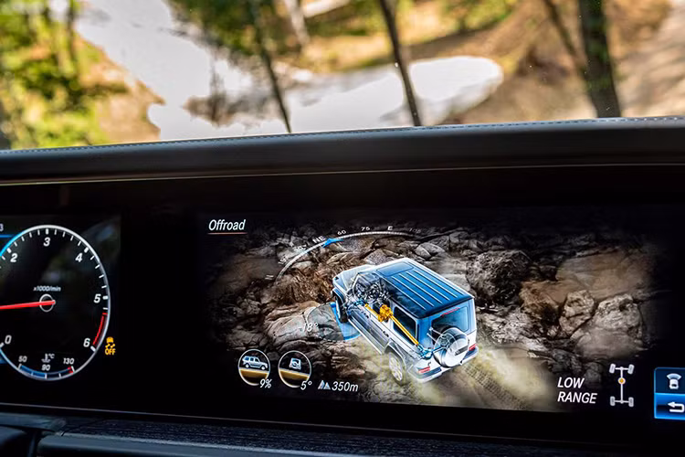 Ở G400d và G500, người mua có thể chọn một trong 3 cách trang trí nội thất gồm: bọc da Nappa cao cấp màu đen với chỉ khâu màu vàng nổi bật đi kèm với vật liệu gỗ màu đen trang trí. Một sự lựa chọn khác là sự pha trộn giữa da màu vàng kem (Macchiato Beige) và Xanh nhạt (Yacht Blue) với vật liệu gỗ màu nâu nhạt. Ngoài ra còn có da màu vàng kem (Macchiato Beige) kết hợp kết hợp màu đỏ (Lounge Red) với sơn mài đen piano.