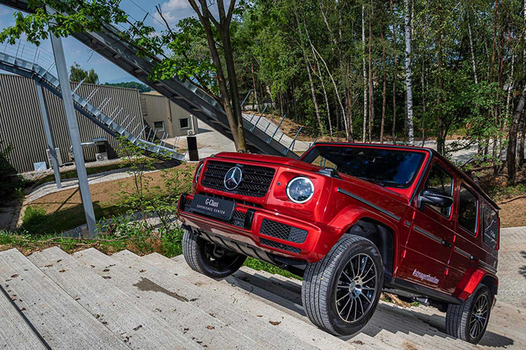 Ở Mercedes-Benz G63, người mua có tùy chọn trang bị gói AMG Trail Package có thêm cài đặt mềm hơn cho phuộc thích ứng để xe vận hành tốt hơn trên đường, mâm 20 inch nhỏ hơn đi kèm với mâm 5 chấu và lốp địa hình,...