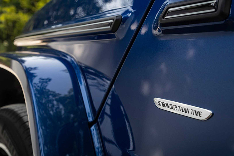 Dòng Mercedes-Benz G-Class có rất nhiều phiên bản từ G320d cho đến G nhà AMG như: 63 và 65 (ngừng sx) cho đến những siêu phẩm triệu đô như: Mercedes-Maybach G 650 Landaulet hay “Quái vật 6 chân” 3 cầu – Mercedes-Benz G63 AMG 6x6.