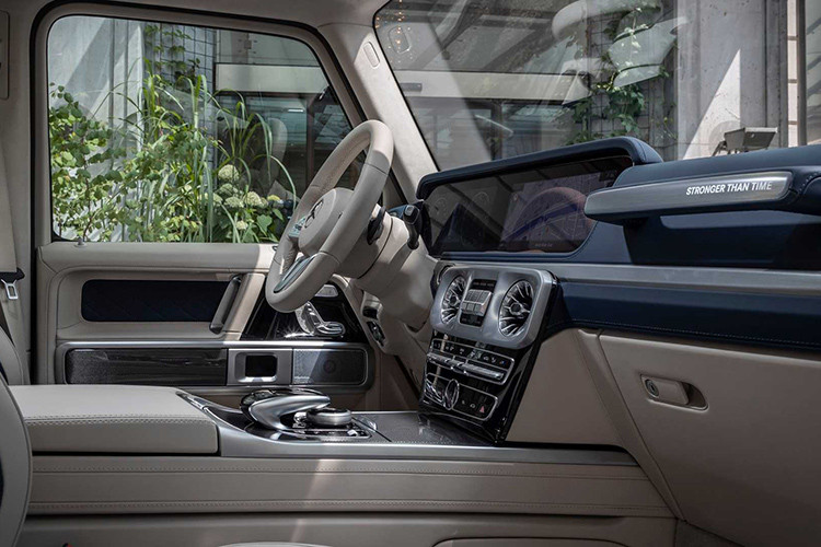 Đèn Welcome Light với logo G-Class door “Stronger Than Time” bên cạnh một số trang thiết bị tiêu chuẩn khác như: hệ thống âm thanh nổi Burmester, đèn trang trí nội thất 64 màu và cửa sổ trời. Gói hỗ trợ lái xe, đèn pha multibeam LED và hơn thế nữa.