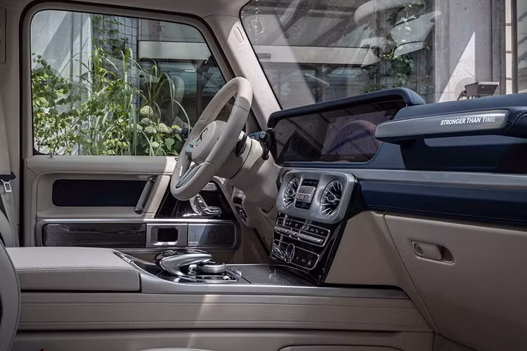 Đèn Welcome Light với logo G-Class door “Stronger Than Time” bên cạnh một số trang thiết bị tiêu chuẩn khác như: hệ thống âm thanh nổi Burmester, đèn trang trí nội thất 64 màu và cửa sổ trời. Gói hỗ trợ lái xe, đèn pha multibeam LED và hơn thế nữa.