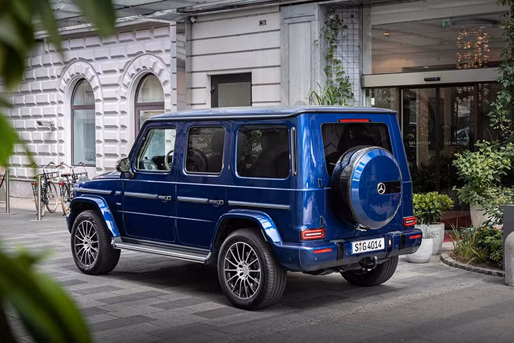 Hãng xe sang Mercedes-Benz cũng cho biết vào mùa hè năm 2017, chiếc G-Class thứ 300.000 đã lăn bánh ra khỏi dây chuyền lắp ráp tại nhà máy ở Áo, đấy là là một chiếc G500 màu xanh kim loại, nó đã đánh dấu một cột mốc không thể nào quên sau 38 năm sản xuất. 
