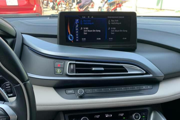 Các trang bị khác bao gồm; hệ thống theo dõi áp suất lốp, kiểm soát các van động cơ, ghế điều chỉnh điện và ghế trước có sưởi. Các cảm biến đỗ xe phía trước và sau hiển thị hình ảnh thông qua màn hình 8,8 inch. Các vị trí ghế điều chỉnh giúp người lái và hành khách thoải mái trên hành trình dài. 