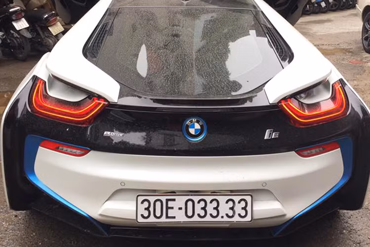 Ngay ở lần đầu được ra mắt ra mắt, BMW i8 (còn được gọi với biệt danh "siêu xe xanh") đã khiến cả thế giới xe "sốc" vì thiết kế hiện đại như bước ra từ trong phim viễn tưởng bởi thiết kế bề ngoài. Đáng chú ý nhất chính là việc hãng xe BMW của Đức đã thiết kế độc đáo ngoại hình với hai cánh cửa Lambo Door mang đậm chất tương lai.