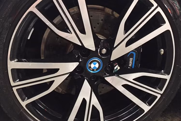 Các chi tiết ngoại thất khác của xe cũng ấn tượng không kém các sieu xe đình đám thế giới như; bánh mâm đa chấu 20 inch với thông số lốp 215/45, đèn xi-nhan LED và camera 360 tích hợp trong 2 gương chiếu hậu. Phía đuôi xe với thiết kế khí động học, đèn hậu được sử dụng công nghệ LED với thiết kế phá cách...