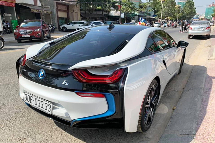 Khi về Việt Nam vào 2015 giá siêu xe BMW i8 tại thị trường Việt là vào khoảng hơn 7 tỷ, thậm chí hơn 8 tỷ đồng tuỳ màu sắc. Hiện nhiều mẫu xe hàng lướt không chính hãng hoặc các xe đã qua sử dụng tại các đại lý ở Hà Nội và TP HCM đều đang rao bán mẫu xe này thấp nhất khoảng từ hơn 3 tỷ. Đáng chú ý là chiếc BMW i8 biển tứ quý 3 trong bài viết này có gì chỉ hơn 4 tỷ đồng.