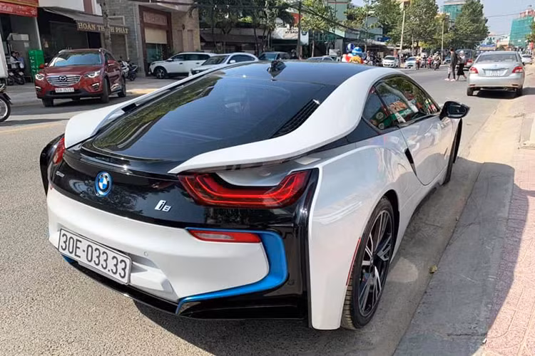 Khi về Việt Nam vào 2015 giá siêu xe BMW i8 tại thị trường Việt là vào khoảng hơn 7 tỷ, thậm chí hơn 8 tỷ đồng tuỳ màu sắc. Hiện nhiều mẫu xe hàng lướt không chính hãng hoặc các xe đã qua sử dụng tại các đại lý ở Hà Nội và TP HCM đều đang rao bán mẫu xe này thấp nhất khoảng từ hơn 3 tỷ. Đáng chú ý là chiếc BMW i8 biển tứ quý 3 trong bài viết này có gì chỉ hơn 4 tỷ đồng.