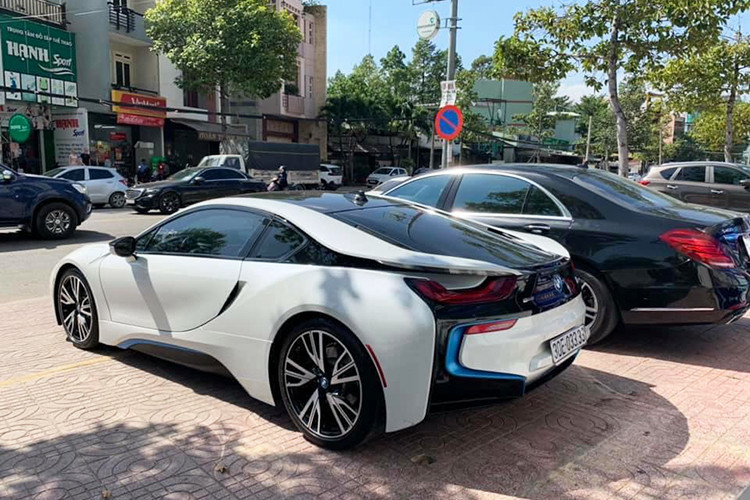 BMW i8 từng gây được ấn tượng mạnh với các tay chơi siêu xe đình đám Việt Nam như Cường Đô la, Phan Thành hay Minh nhựa... và cả quốc tế khi sở hữu thiết kế áp dụng công nghệ chế tạo module với vật liệu sợi carbon cường lực, thép và kính cường lực Gorilla Class, bên cạnh đó là tích hợp hệ thống động cơ Hybrid tiên tiến và đèn pha Laser đỉnh cao.