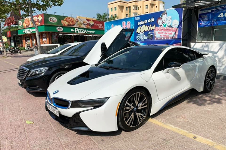 Mẫu siêu xe BMW i8 từng là hiện tượng tại Việt Nam vào những năm 2015 do yếu tố thương hiệu, thẩm mỹ và giá bán chỉ dao động từ 7 đến 8 tỷ đồng. Sau trào lưu chơi "siêu xe xanh" BMW i8, nó đã nhanh chóng xuống giá - thậm chí thành trào lưu siêu xe giá rẻ cho dân chơi hiện nay.