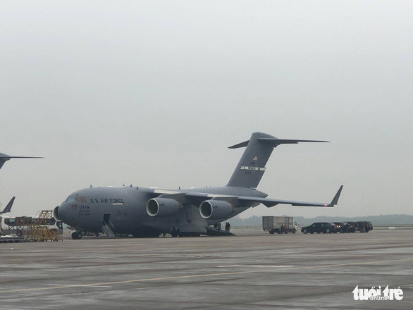 Trước đó, có đến hai lượt máy bay vận tải C-17 hạ cánh xuống Nội Bài trong trưa và chiều 21/2 để chở theo các xe tiếp liệu. Hai năm sau khi trở thành tổng thống, ông Trump vẫn tiếp tục sử dụng các xe bọc thép chuyên dụng Cadillac One có biệt danh The Beast (Quái thú)