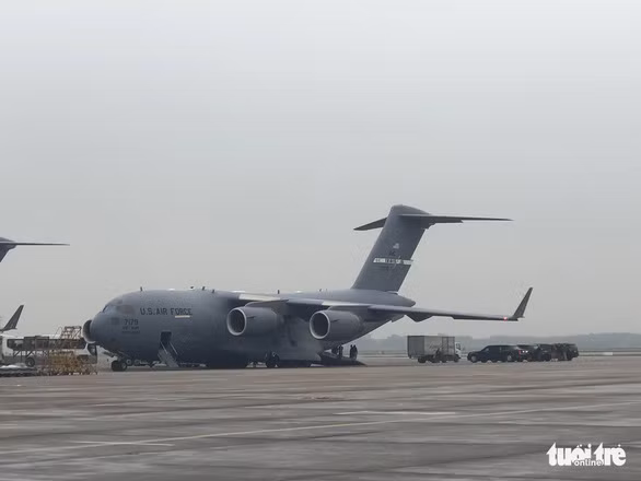 Trước đó, có đến hai lượt máy bay vận tải C-17 hạ cánh xuống Nội Bài trong trưa và chiều 21/2 để chở theo các xe tiếp liệu. Hai năm sau khi trở thành tổng thống, ông Trump vẫn tiếp tục sử dụng các xe bọc thép chuyên dụng Cadillac One có biệt danh The Beast (Quái thú)