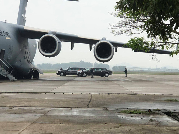 Công việc chuẩn bị cho chuyến công du của ông Trump tiếp tục được phía Mỹ tiến hành trong các ngày vừa qua. Sáng nay thêm chiếc máy bay vận tải khổng lồ nữa đáp xuống với chiếc xe chống đạn Quái thú. Dù đã được cấp xe bọc thép thế hệ mới nhất từ tháng 9/2018, Tổng thống Trump vẫn sử dụng xe cũ được chuyển giao từ người tiền nhiệm Barack Obama.