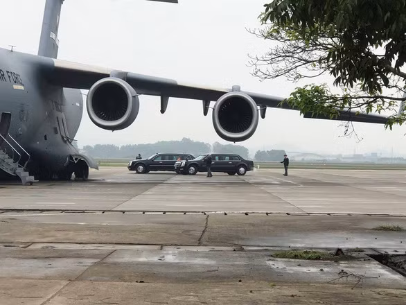 Công việc chuẩn bị cho chuyến công du của ông Trump tiếp tục được phía Mỹ tiến hành trong các ngày vừa qua. Sáng nay thêm chiếc máy bay vận tải khổng lồ nữa đáp xuống với chiếc xe chống đạn Quái thú. Dù đã được cấp xe bọc thép thế hệ mới nhất từ tháng 9/2018, Tổng thống Trump vẫn sử dụng xe cũ được chuyển giao từ người tiền nhiệm Barack Obama.