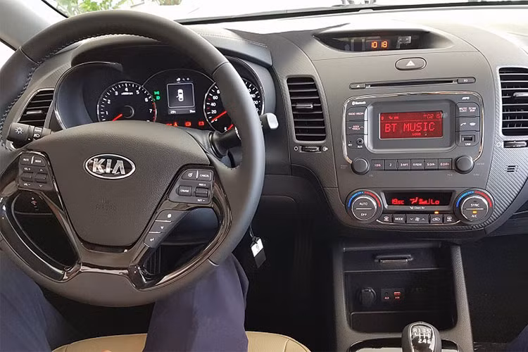 Xe được trang bị ghế ngồi bọc da, kính lái tự động 1 chạm, điều hòa tự động 2 vùng độc lập, cửa gió điều hòa cho hàng ghế sau, CD tích hợp Bluetooth và trang bị âm thanh 6 loa. Về trang bị an toàn, ở phiên bản này xe được trang bị an toàn với hỗ trợ phanh ABS, EBD và 2 túi khí.