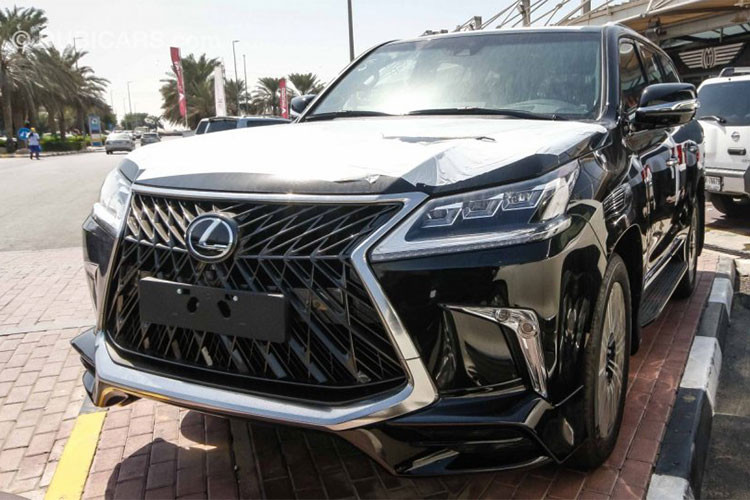 Hiện số lượng của mẫu xe SUV hạng sang Lexus LX570 Super Sport 2018 tại Việt Nam khoảng gần 10 chiếc và đều do các công ty nhập khẩu tư nhân Hà Nội đưa về nước với mức giá bán khoảng 10 tỷ đồng. Mức giá này cao hơn so với LX570 bản tiêu chuẩn chính hãng hiện đang bán ra tại thị trường Việt Nam là 7,81 tỷ đồng.