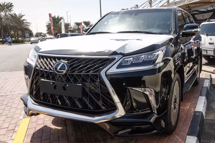 Hiện số lượng của mẫu xe SUV hạng sang Lexus LX570 Super Sport 2018 tại Việt Nam khoảng gần 10 chiếc và đều do các công ty nhập khẩu tư nhân Hà Nội đưa về nước với mức giá bán khoảng 10 tỷ đồng. Mức giá này cao hơn so với LX570 bản tiêu chuẩn chính hãng hiện đang bán ra tại thị trường Việt Nam là 7,81 tỷ đồng.