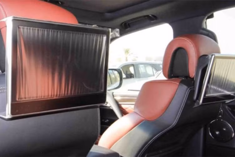 Hàng ghế sau của xe có màn hình giải trí riêng, bệ tỳ tay chính giữa nhận chức năng điều chỉnh hệ thống điều hòa và sưởi ấm chỗ ngồi. Ngoài ra, xe còn trang bị cửa sổ trời cho hàng ghế trước.