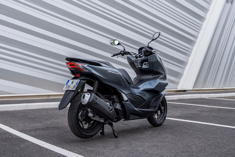 Ngoài ra, chiếc xe maxi scooter mới của Honda cũng được sử dụng cặp vành đúc hợp kim hoàn toàn mới có thiết kế sử dụng cặp lốp lớn hơn trước với kích thước 110/70-14 ở phía trước và 130/70-13 ở phía sau.