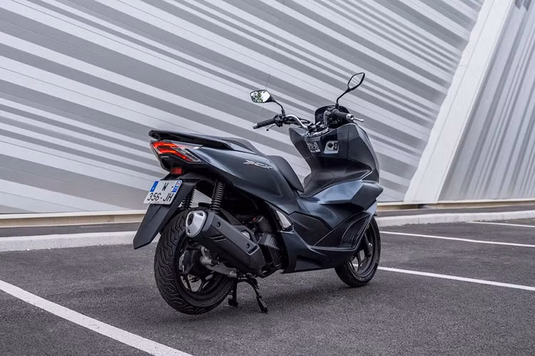 Ngoài ra, chiếc xe maxi scooter mới của Honda cũng được sử dụng cặp vành đúc hợp kim hoàn toàn mới có thiết kế sử dụng cặp lốp lớn hơn trước với kích thước 110/70-14 ở phía trước và 130/70-13 ở phía sau.